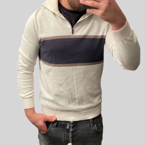 Massimodutti half zipp - Säljer denna riktigt somriga tröjan perfekt nu inför våren och sommarens kvällar. Riktigt fint skick och vid frågor och funderingar skriv gärna! 