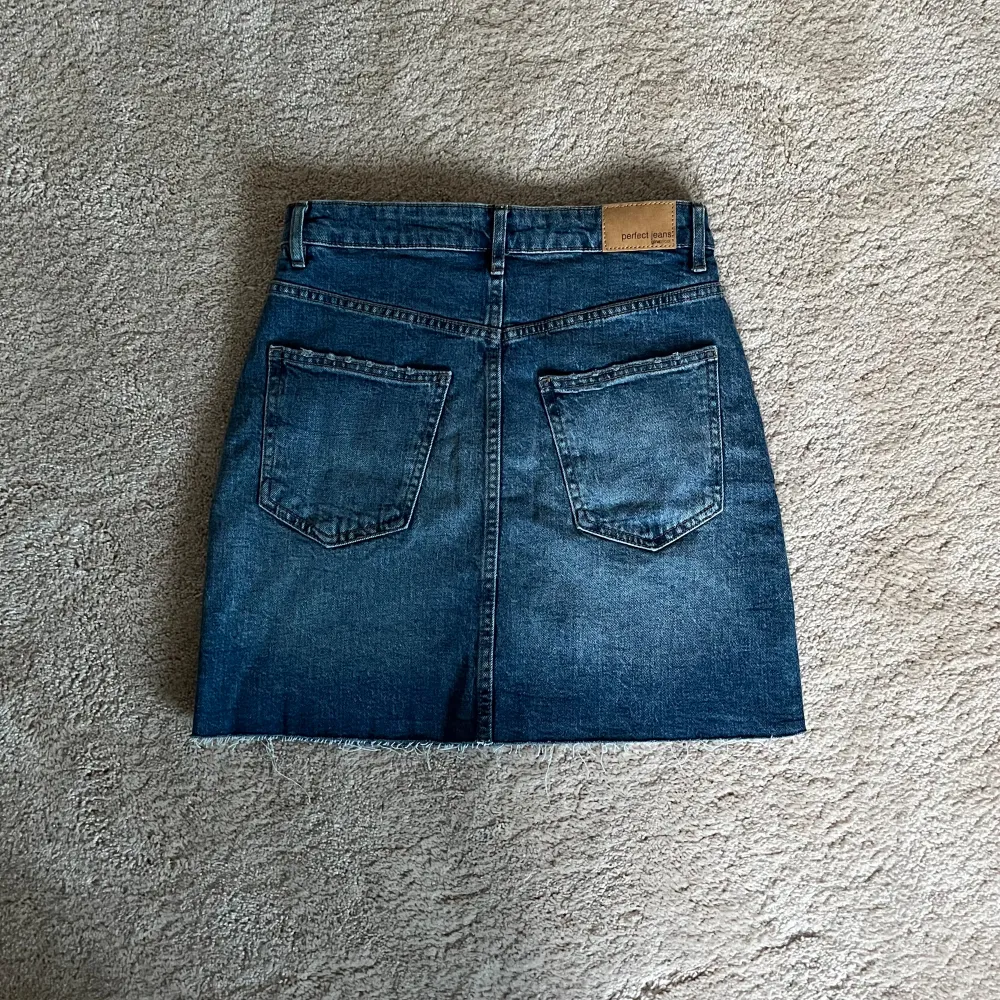 Så fin jeans kjol ifrån Gina tricot❣️Aldrig använd, helt ny! Lite ljusare färg än på bilderna, ungefär som bild 3🫶🏻storlek 36, passar s/xs🙌använd gärna köp nu!. Kjolar.