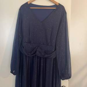 Mörk blå klänning med silver detalj
