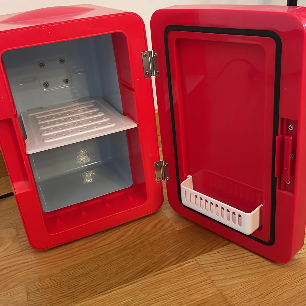 Rött mini kylskåp som man kan ha allt möjligt i men som tyvärr inte kommer till användning hos mig. . Övrigt.