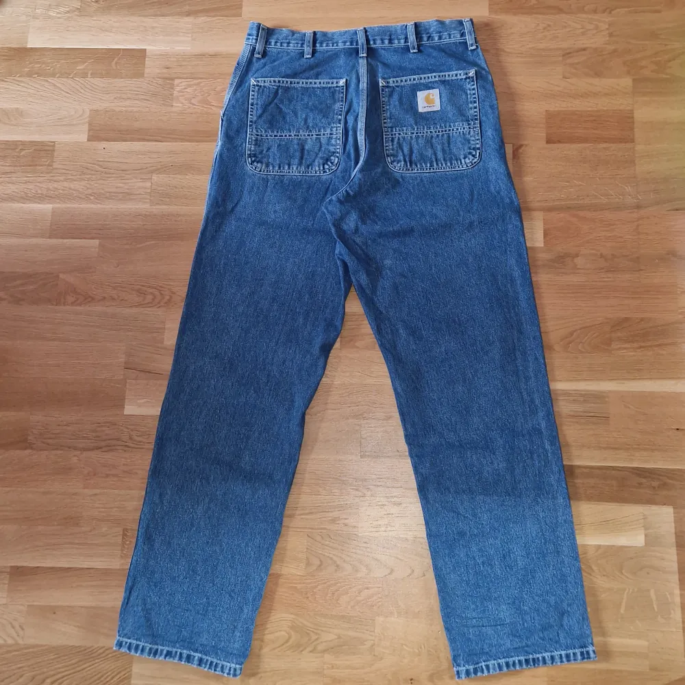 Carhartt worker jeans Nypris ca 1300 kr Lose fit . Jeans & Byxor.