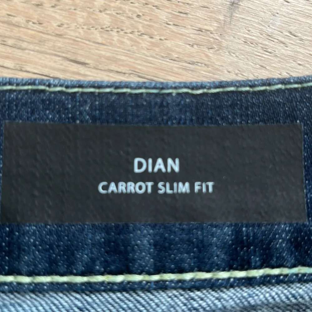 Säljer mina Dondup jeans för de är förstora på mig. Det är size 30. Jag har lagat ett hål från insidan så det syns inte. Hör av dig vid frågor eller funderingar.. Jeans & Byxor.
