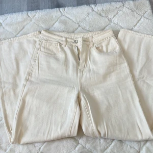 Beigejeans - Helt oanvända beige jeans från dazy, de kommer inte till användning pga för liten storlek, strl S/36! 