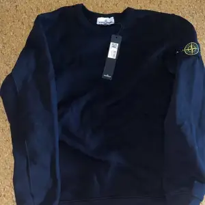 Säljer en helt ny stone island tröja. Tröjan passar även Medium men är en Large. Skicka gärna pris förslag och ställ frågor.