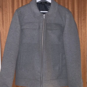 Overshisrt  - En fin overshirt jacka som jag inte använder längre köpt på jack & Jones bara att höra av er vid intresse 