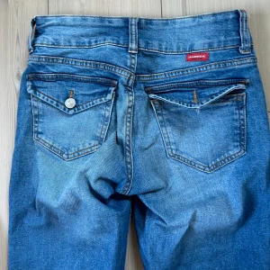 Jeans med fickor - Knappen på ena fickan bak är borta, annars är dom i bra skick