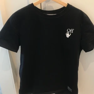 Off White T-Shirt - Ny. Medium sitter bra på och är tjock i bomullen. Pris 600 🤝