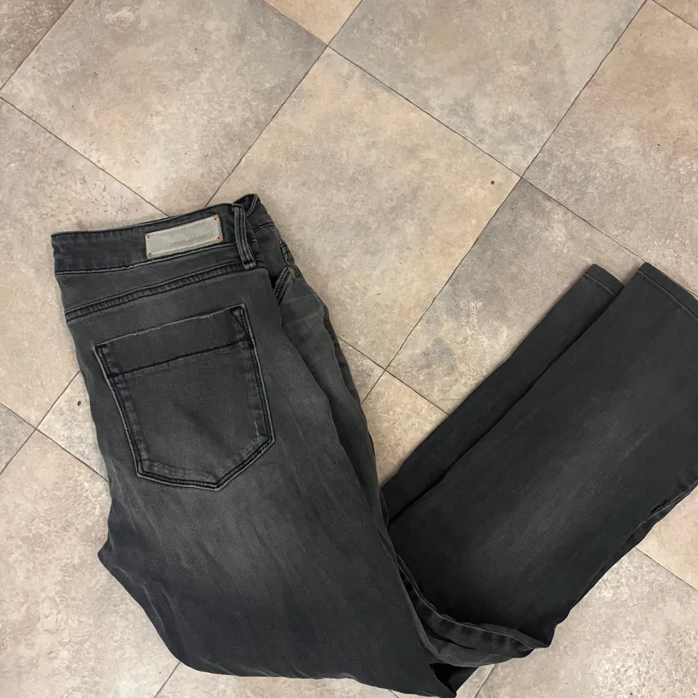 Säljer dessa riktigt feta Hugo boss jeans med slitningar (en del av modellen). 9/10 skick. Hör av er vid eventuella frågor. Jeans & Byxor.