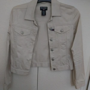 Äkta Ralph Lauren Kavaj/jacka nyskick  - Äkta Ralph Lauren vår/sommar jacka i Nyskick inga defekter eller fläckar Jätte bra kvalitet kommer från rök och djur fritt hem  köpt på NK Göteborg nypris 1499:-  Pris kan diskuteras vid snabb affär 🩷