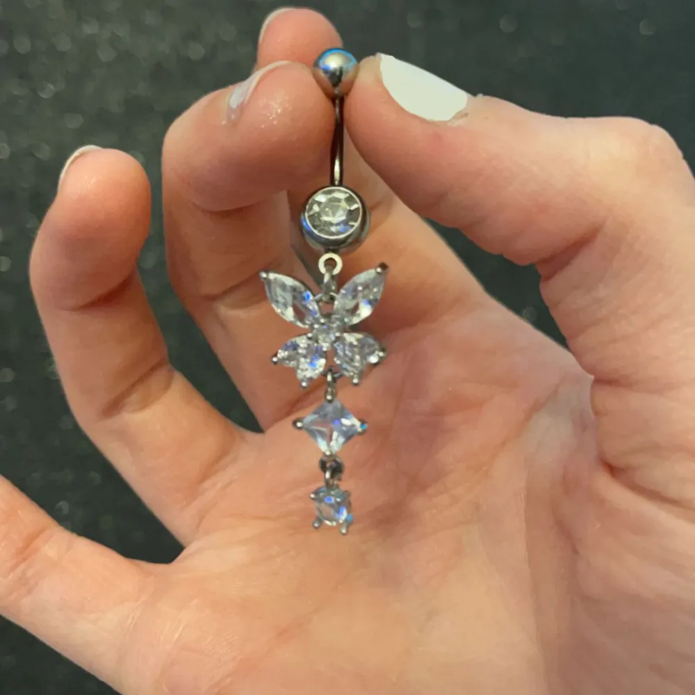 Säljer fin silver navel piercing med söta detaljer💕 kontakta för mer info o frågor!. Accessoarer.