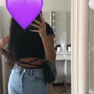 Svart tröja 🖤 - Svart tröja, med band som man knyter  runt midjan. 