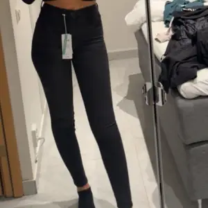 Skinny jeans från Gina modell Tall”🖤 svart grå färg o i väldigt fint skick 🖤sitter väldigt fint på