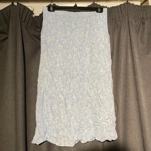 Blå blommig kjol - Kjol från 157, midi längd knappt använd 