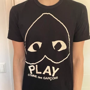 Cdg t shirt - En riktig fet cdg tröja i storlek M och den passar M och S. Skick 8/10, inga defekter. Tveka inte på att skriva vid minsta fråga!😄