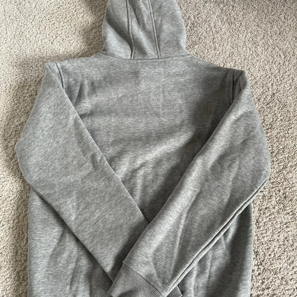Helt ny (1:1) burberry hoodie som va för liten, aldrig anänd så skick 10/10. Skönt och tjockt material. Storlek M, men passar väldigt bra till S också då den är lite mindre i storlek. Pris kan diskuteras. Hoodies.