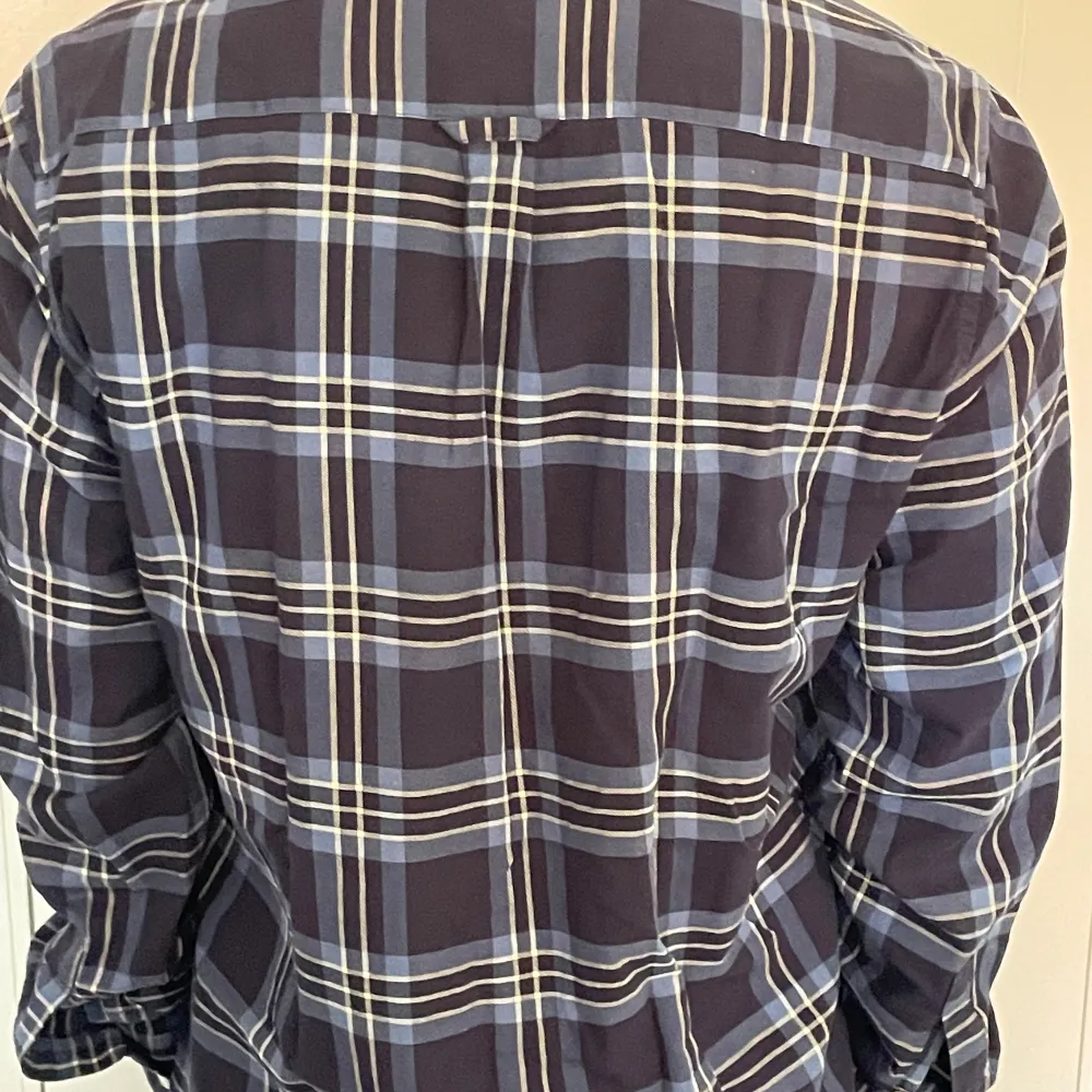 En riks fet flanellskjorta från Gant. Den är  storlek M och har inga defekter. Skick 10/10. Tveka inte på att skriva minsta lilla fråga😄. Skjortor.