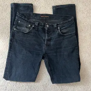 Säljer min killes jeans som inte har kommit till användning. Modellen är slim/raka jeans och han är 186cm. Storleken är W32 L32 och nypriset är 1400kr, de har använts ca 3 gånger! Kontakta om frågor!