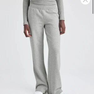 Low Waist mjukisbyxor - Från Bikbok. Nypris 399kr och säljer för 199kr