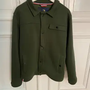 Säljer denna overshirt då jag nyligen köpt en annan overshirt som jag giller mer. Nypris 2000 och köpt för två månader sedan