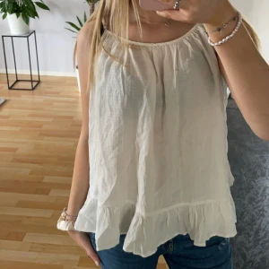 Volangtopp vit - En vit blus med volanger och knyten i ryggen 💕