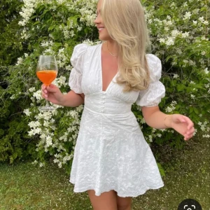 Adoore Sicily Mini Dress - Säljer min adoore klänning då jag valde en annan till studenten. Den är enbart provad och prislapp finns kvar. 