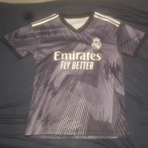 Real madrid t shirt - Ny skick skulle säga den passar mellan s-m