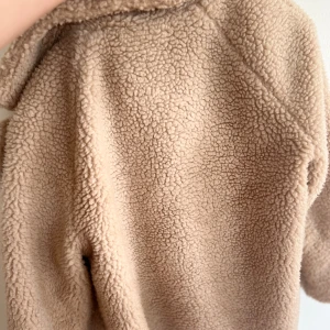 Mysig kappa - Mysig liten får jacka till på hösten, köptes för 689 och säljs för 100 passar för både S/M