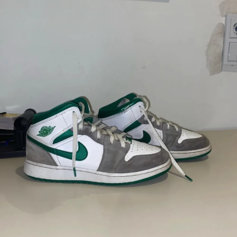 Jag säljer ett par Jordan Air skor i färgen vitt,grön och grå. Skorna är köpta i Kanada har används väldigt ofta, de har små skråmor som knappt märks. Skorna är i storlek 40. Köpte skorna för runt 2500.. Skor.