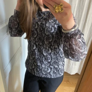 Snygg blus💘 - Säljer denna jättesnygga blus från lindex! Den är i barnstorlek 158/164 men sitter som en xs. Den är knappt använd och är i jättebra skick. Skriv gärna för fler bilder eller frågor. Priset går att diskutera!💕💕 