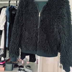 Hm jacka - Den populära och slutsålda hm jackan som jag väljer att sälja nu eftersom den inte helt har kommit i användning för mig🌟 Den är i ett fint skick och har bara användas några få gånger💕