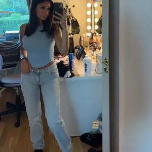 Säljer mina älskade  low waist jeans från gina tricot som är HELT slutsålda!! Sitter så fint på och är i en perfekt ljusblå färg😍