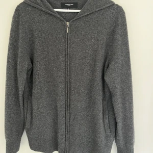 Kashmir Hoodie - Säljer en riktigt fet 100% Kashmir Hoodie från Lawrence Grey i storlek S. Tröjan är i bra skick och säljes till ett bra pris. Hör av dig vid frågor eller funderingar //Lukas