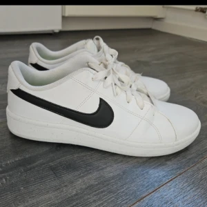 Nike skor - Ett par väldig frächa och fina Nike skor stl 40(25cm). Använd någon stacke gång så den är nästan som ny skick. Frågor på det, bara att fråga🙂