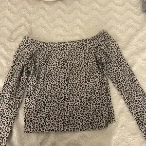 Säljer denna fina off shoulder tröjan med leopard print, såå trendig och fin! Den är från Gina och tyvärr slutsåld nu. Skriv privat för egna bilder🩷