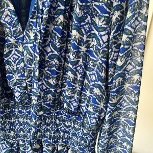 Super fin zara klänning! - Jättefin blå grön zara klänning i storlek xs. Andvänd typ 2 gånger! Köpt för typ 400kr