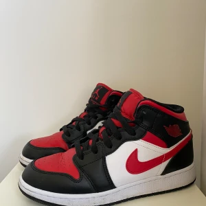 Air Jordans Mid 1 - Nike air jordans 1 i modellen mid. Använt några gånger men i väldigt bra skick. Liten i storleken, skulle säga att passar bra för den som har 36/37