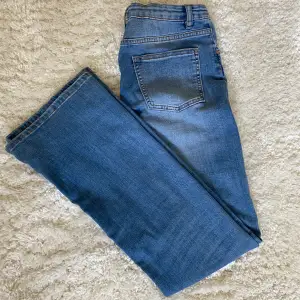 Säljer mina blå bootcut jeans från Kappahl🩷Lite förkorta för mig som är 167 cm. Använda ca 2-3 gånger, men är som nya🩷 Storlek 164 men skulle säga att de passar xs, s vid midjan. De är lite ljusare i verkligheten. Ny pris 349, pris kan diskuteras 🩷