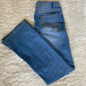 Bootcut jeans - Säljer mina blå bootcut jeans från Kappahl🩷Lite förkorta för mig som är 167 cm. Använda ca 2-3 gånger, men är som nya🩷 Storlek 164 men skulle säga att de passar xs, s vid midjan. De är lite ljusare i verkligheten. Ny pris 349, pris kan diskuteras 🩷