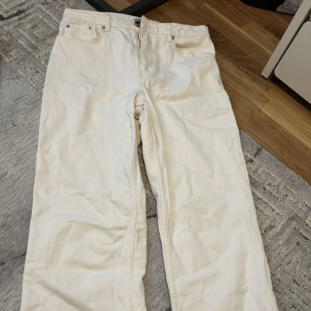 Jätte fina vita jeans i storlek 28. Bra skick. Jeans & Byxor.
