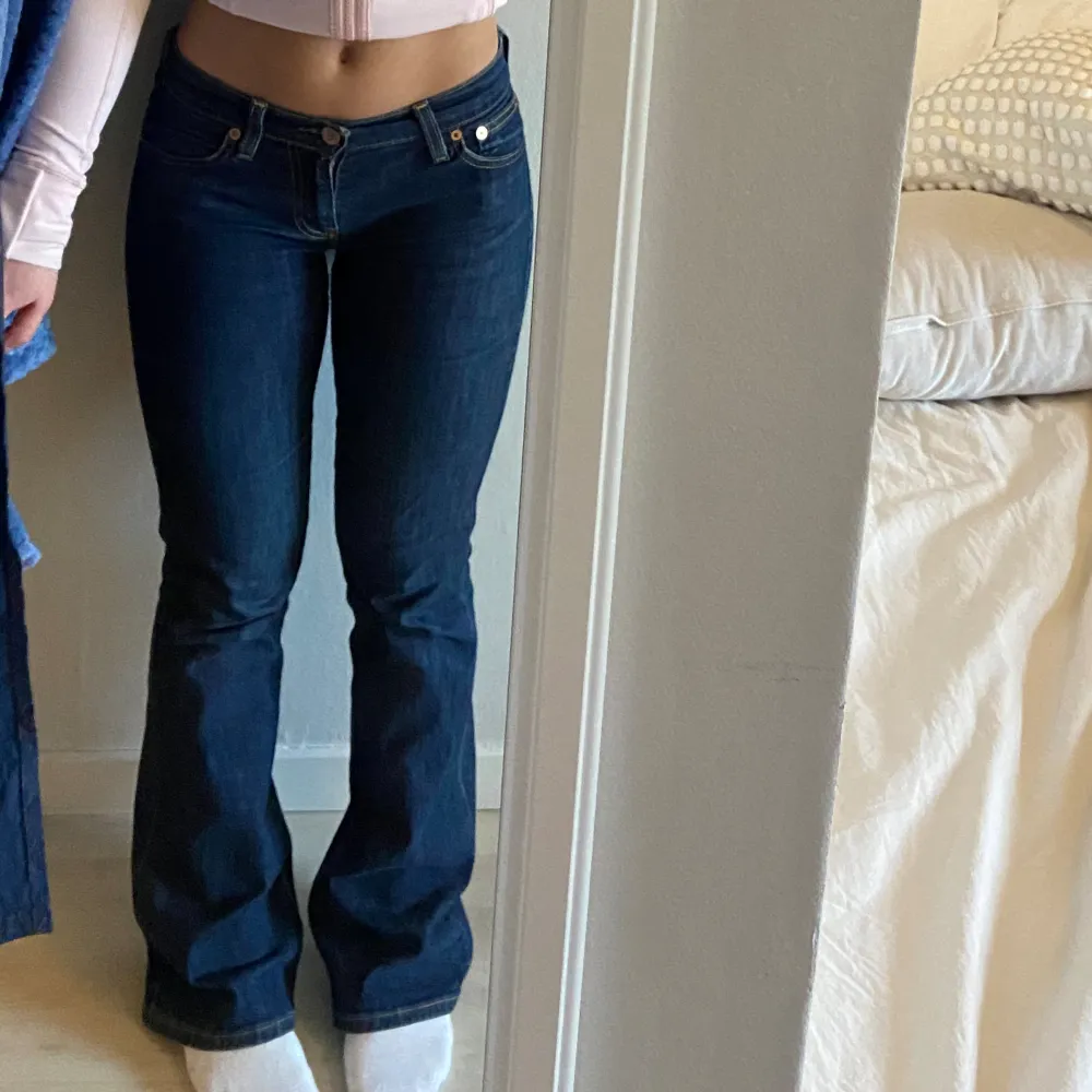 Säljer dessa lågmidjade bootcut jeansen från Levis som är min mammas gamla från 90-talet:) Så snygga och i jättefint skick men är tyvärr för små för mig. Är 160 cm lång.. Jeans & Byxor.