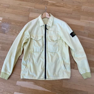 Stone Island Overshirt - Stone Island overshirt. Säljer min stone island jacka pga att jag inte längre använder den. Den är ljusgul.  Cond: 8/10 Storlek: M