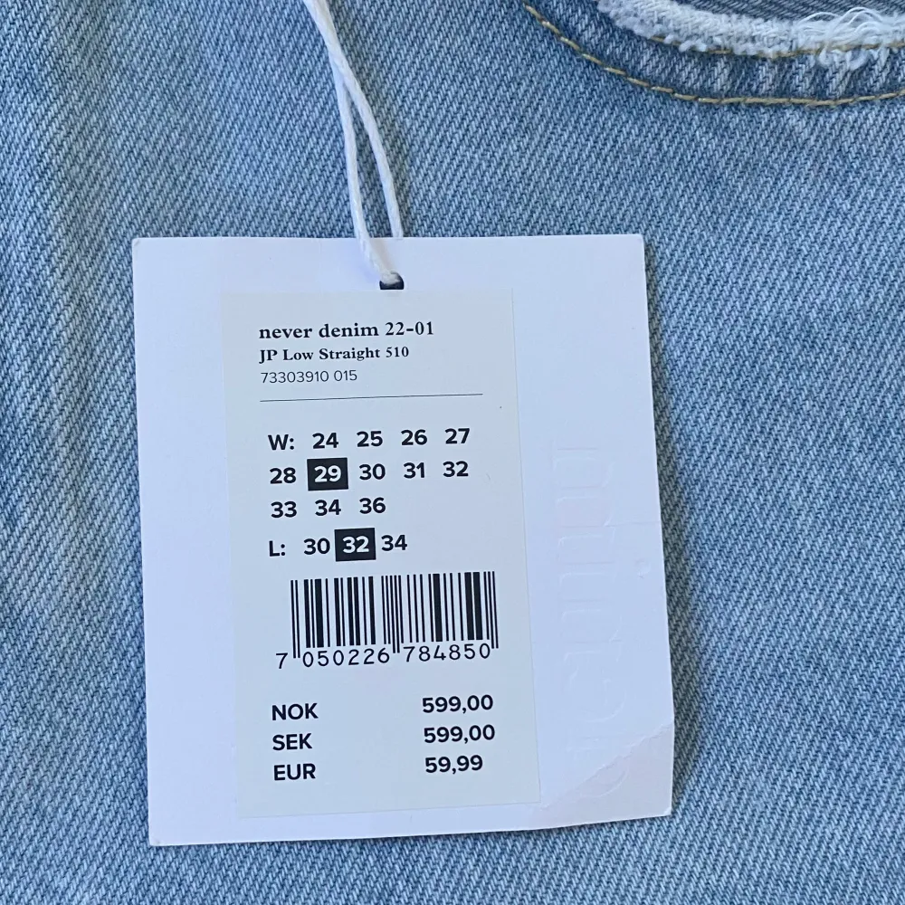 Helt oanvända och nya lågmidjade jeans ifrån never denim men köpta på junkyard för 399kr, jag säljer de för 250kr. I modellen ”Low straight” och helt oanvända då det är för stora för mej💘 prislappen är kvar! Storlek W29/32. Pris går att diskuteras!!. Jeans & Byxor.