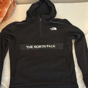 The North Face - Storlek M men passar S  Använd ett par gånger , men skicket är 10/10, inga skador eller sånt på den. Priset kan gå ner vid snabb köp