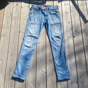 Replay anbass - Ett par jeans från replay i den populära ”grisch” modellen anbass. En ljusare tvätt perfekt till sommaren.  Tveka inte på o höra av er vid andra frågor