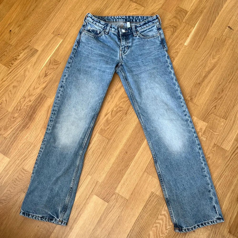 Jätte fina lågmidjade jeans från weekday i modellen arrow💕 . Jeans & Byxor.