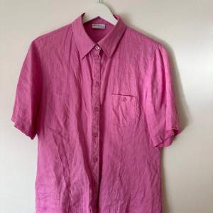 Så snygg rosa linneskjorta. Köpt vintage från okänt märke och sparsamt använt. Storlek 38 (jag har vanligtvis 34/36, sitter snyggt oversize). 100% linne. Så snygg till våren!!  Djur- och rökfritt hem.