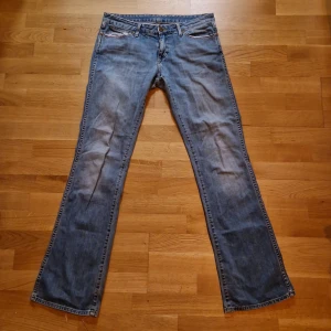 Lågmidjade utsvängda jeans - Lågmidjade bootcut jeans från Wrangler! Säljer då de var för stora på mig. De är sydda på innersidan som man på de sista bilderna men det är inget som syns på. Skriv för fler frågor 💓💓