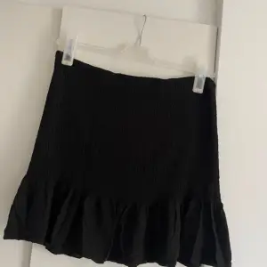 Svart volang kjol från hm storlek large 
