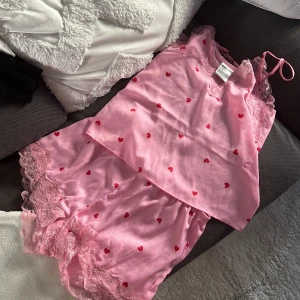 Gulligt satinset - Jättegulligt men för litet för mig. Båda delarna för 100 kr