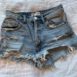 Säljer dessa super snygga jeans shorts  - Säljer shortsen pågrund av att det är för små. Perfekt nu för sommaren och är väldigt fina och sköna. Det är i väldigt bra skick och har inga märken
